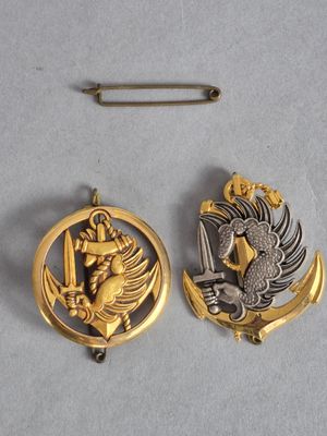 deux broches en or et en argent ornées chacune d’un dragon