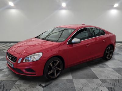 une Volvo break rouge garée dans une pièce au sol à carreaux