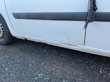 une camionnette blanche avec une bande noire sur le côté