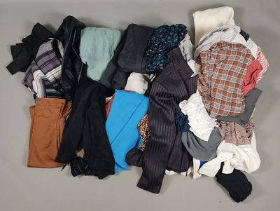 Fripe et vêtements d'occasion : Un ensemble d'environ 50 vêt…