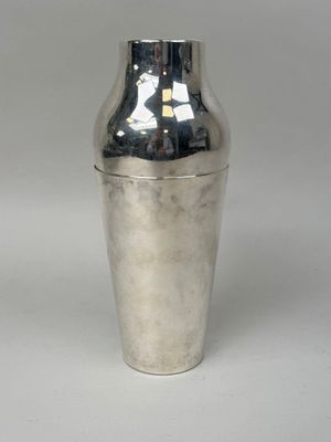 un vase en argent posé sur une table