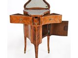 l'image d'une table en bois surmontée d'un miroir