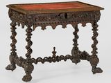 une vieille table en bois avec un plateau rouge sur fond blanc