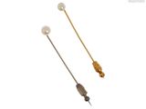 une paire de boucles d'oreilles en perles et en or sur fond blanc