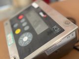 un petit appareil électronique posé sur une table