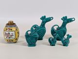 trois petits vases posés l'un à côté de l'autre sur une table