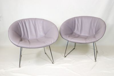 une paire de chaises violettes aux pieds chromés sur fond blanc