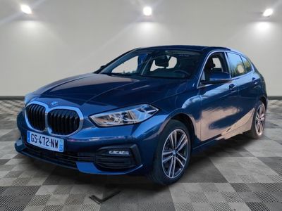 une BMW X2 bleue garée dans un showroom