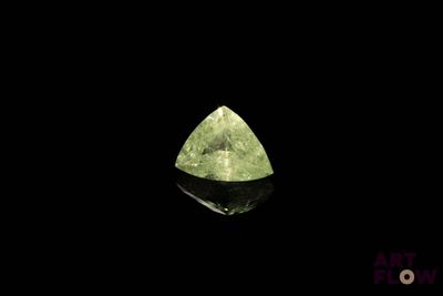 gros plan d'un diamant vert sur une surface noire