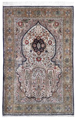 un tapis persan antique avec un motif floral sur fond blanc