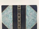 une image représentant un livre bleu et noir aux bords dorés