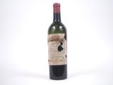 une bouteille de vin posée sur une table