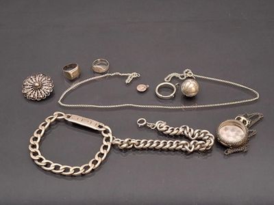 bijoux en argent, notamment un collier, un bracelet, une bague et d'autres articles