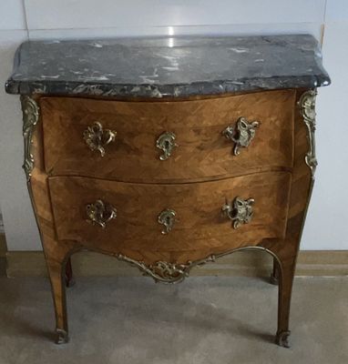 une commode en marbre dans le coin d'une pièce