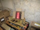 une pile de cartons et un carton contenant un objet rose