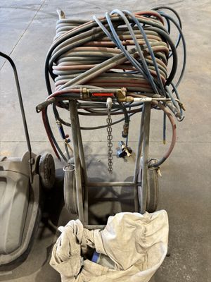 un chariot sur lequel sont posés plusieurs tuyaux, dans un garage