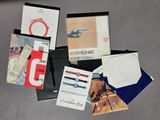 un lot de cartes posées sur une table