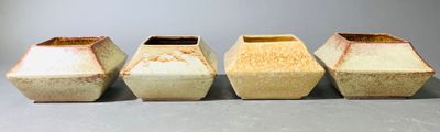 quatre vases alignés sur une table