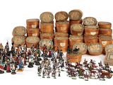 un grand nombre de figurines posées sur une table