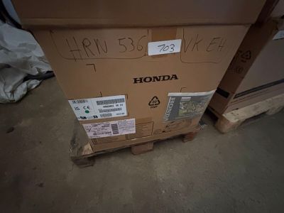une boîte en carton recouverte d'autocollants, posée sur une palette