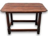 une vieille table en bois avec un plateau en bois sur fond blanc