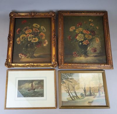 trois tableaux encadrés représentant des fleurs dans un vase, accrochés au mur