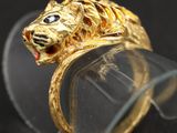 une image représentant une bague en or surmontée d'une tête de tigre