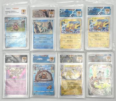 beaucoup de cartes pokemon sur la table