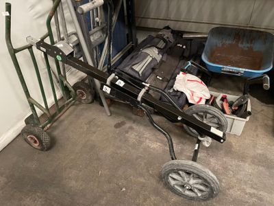 un chariot contenant des bagages et des outils, dans un garage