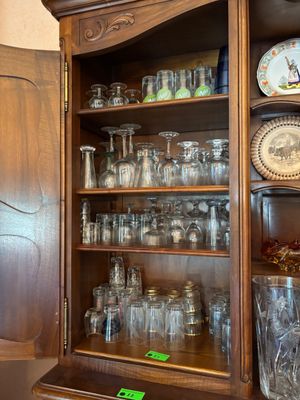 un buffet en bois sur lequel sont posés de nombreux verres et assiettes