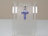 une petite boîte transparente ornée d'une croix bleue