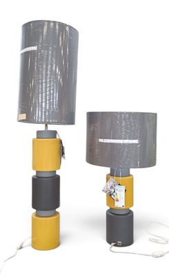 deux lampes posées l'une à côté de l'autre sur une surface blanche