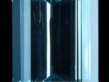 un gros plan d'un diamant bleu sur fond noir