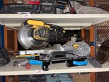 de nombreux outils rangés sur les étagères du garage