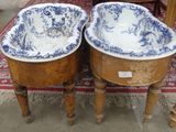 une paire de lavabos en porcelaine bleue et blanche posés sur une table en bois