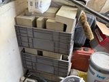 un tas de cartons et de seaux dans un coin de la pièce