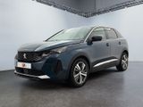 Le nouveau SUV Peugeot est garé dans une grande pièce.