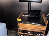 un téléviseur posé sur un meuble en bois