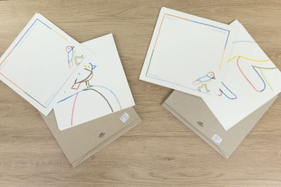 trois cartes sur lesquelles est représentée une femme, posées sur une table en bois