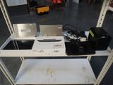 une étagère blanche sur laquelle sont posés un ordinateur portable et d'autres appareils électroniques