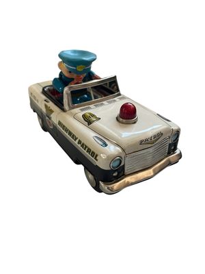 une petite voiture miniature avec un policier à l'intérieur