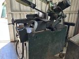 une machine qui se trouve à l'intérieur d'un bâtiment