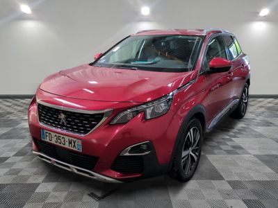 une voiture rouge garée dans un garage au sol en damier