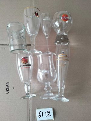 beaucoup de verres à vin vides posés sur une étagère