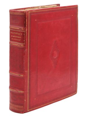 un vieux livre rouge aux tranches dorées et à la couverture rouge