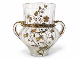 un vase en verre orné d'un motif doré