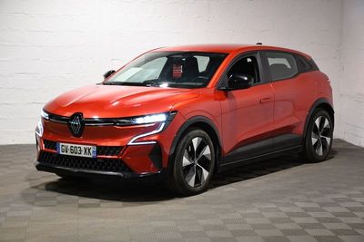 un SUV Volkswagen rouge garé dans une pièce au sol à carreaux