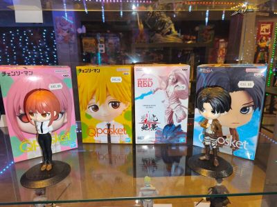 de nombreuses figurines d'anime exposées dans une vitrine