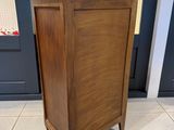 une photo d'une armoire d'angle avec un plateau en verre