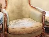 two chairs that are sitting on a rug in a room